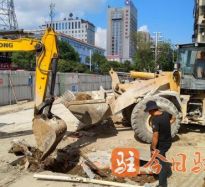 用力透我的逼高温下的坚守｜道路建设者用汗水铺就畅通路